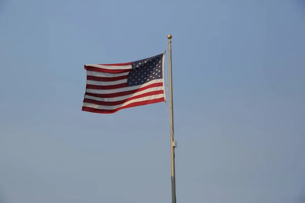 Amerikaanse Vlag Blauwe Hemel Met Kopieerruimte Voor Tekst — Stockfoto