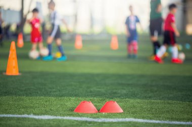 Kırmızı işaret konilerine seçici odak futbol eğitim ekipmanları