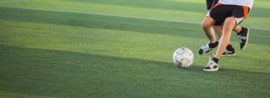 Futbolcular topa açgözlülükle vurarak dövüşüyorlar.