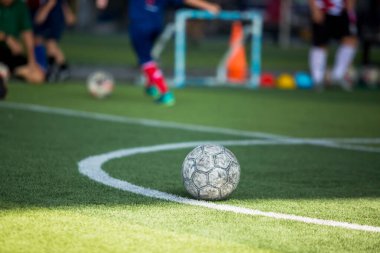 Yeşil suni sahada futbol topu ve bulanık futbol takımı tra