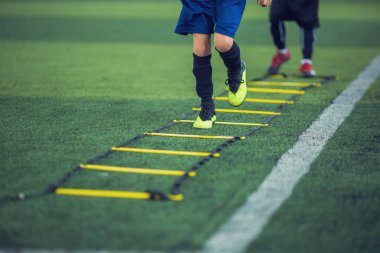Çocuk futbolcu Foo için merdivenler arasında koşuyor ve zıplıyor