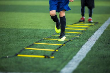 Çocuk futbolcu Foo için merdivenler arasında koşuyor ve zıplıyor
