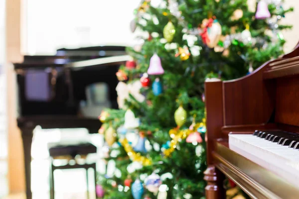 Piano et briller à l'arbre de Noël pour Noël vacances backgrou — Photo