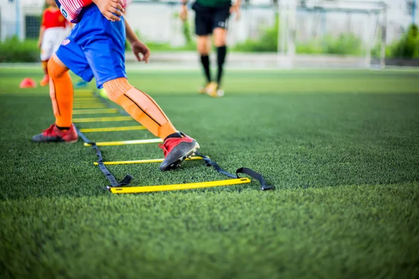 Kid Soccer Player jogging i skok między markerem piłki nożnej t — Zdjęcie stockowe