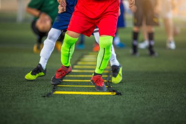 Futbolcu çocuklar koşuyor ve koşuyorlar.