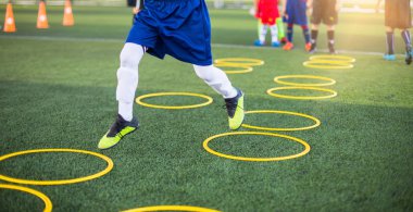 çocuk futbolcu Jogging için seçici odak ve ring la atlamak