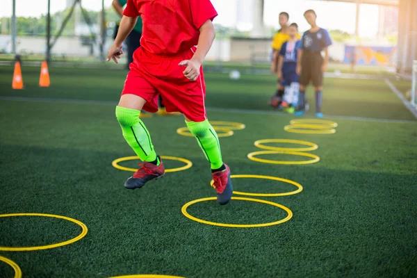 Selektywne skupienie się na Kid Soccer Player jogging i skok na ring La — Zdjęcie stockowe