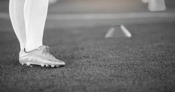 Image noir et blanc du jeune joueur de football garçon est debout esprit — Photo