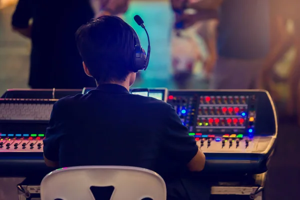 Technicians are controlling the sound system and lighting system — Stock Photo, Image