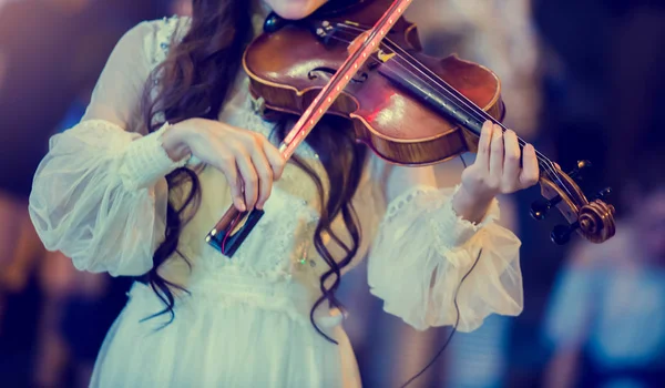 Das schöne Mädchen spielt Geige. Orchesterkonzept. — Stockfoto