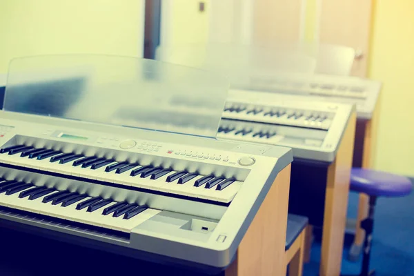 Selektive Fokussierung auf E-Piano mit vielen Steuerungstasten in Mu — Stockfoto