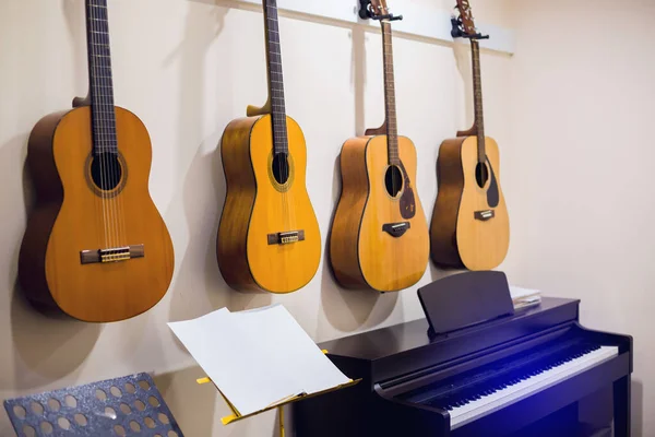 Müzik odasında piyanosu olan klasik gitarlara seçmeli olarak odaklan. — Stok fotoğraf