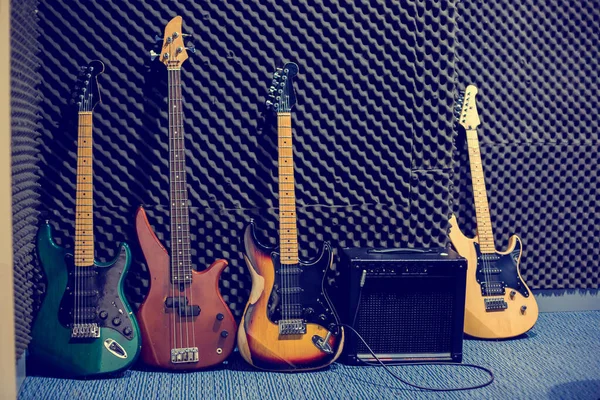 Les guitares électriques et basses avec amplificateurs dans le mus — Photo