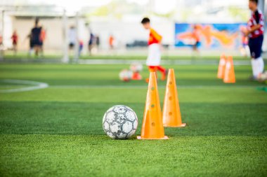 Futbol takımı antrenmanı, bulanık çocuk futbolcu çocuklar arasında koşuyor.