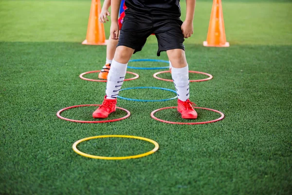 子供サッカー選手ジョギングとリングラでジャンプに選択的な焦点 — ストック写真