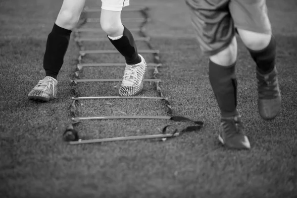 Чорно-біле зображення дитячого футболіста Біг і стрибок — стокове фото
