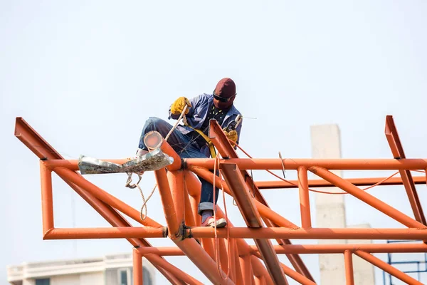 İnşaat alanındaki kaynakçılar. İşçi çeliği kaynaklıyor. 