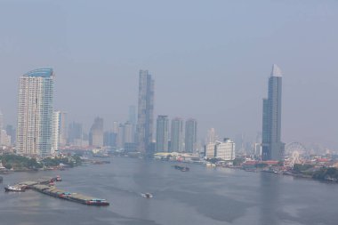 Sathorn Bangkok 'ta sisli bir ofis binası. Smog Pm 2.5 bir... 