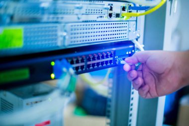Ethernet kabloları ve ağlarla el ele tutuşan fiber optik kablo