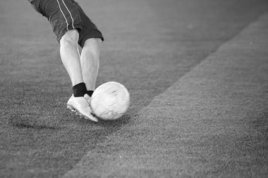 Siyah beyaz görüntü. Futbolcu hız koşusundan sonra bulanık top