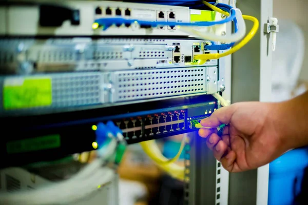Cable de fibra óptica de mano con cables Ethernet y redes — Foto de Stock