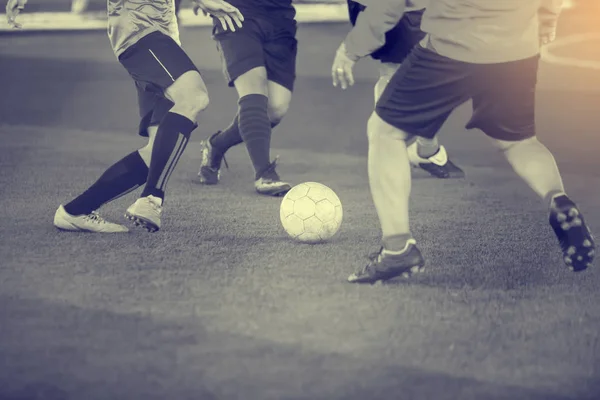 Imagen en blanco y negro. Enfoque selectivo a la velocidad del jugador de fútbol ru — Foto de Stock