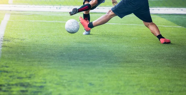 Enfoque electivo para el jugador de fútbol carrera de velocidad para controlar y disparar b — Foto de Stock