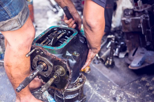 Der Mechaniker repariert das alte hintere Getriebe des Autos. alte Maschine — Stockfoto