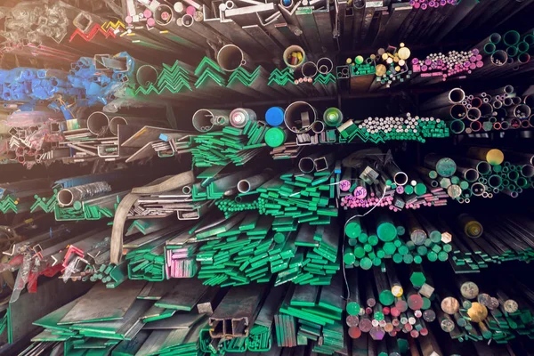 Tubos de metal e barras redondas e hastes quadradas no armazém . — Fotografia de Stock