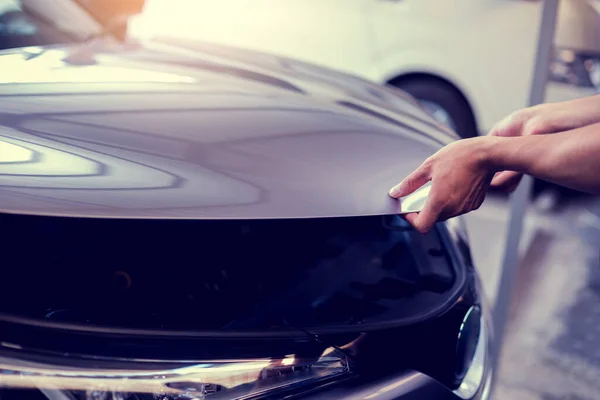 The man opened the hood of car and looking for a malfunction. Se — Φωτογραφία Αρχείου