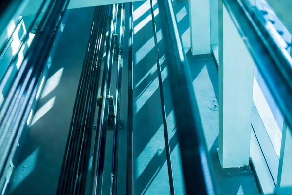 Imágenes borrosas ven desde el interior del ascensor se mueven . — Foto de Stock