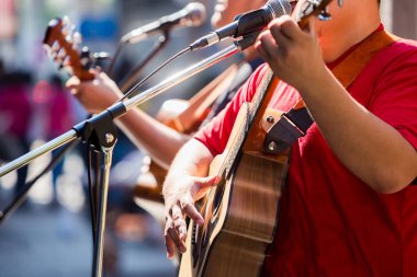 seçici odak için müzisyenin sahne, müzik aleti kavramı canlı bir gösteri gitar çalmak eller.