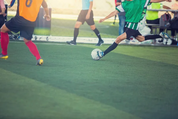 Foco Seletivo Para Bola Futebol Com Jogador Futebol Atirá Velocidade — Fotografia de Stock