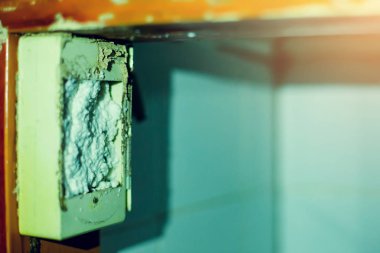 Baits istasyonlarının odak noktası, uzun süre yemek yiyen termitler tarafından zarar gören kapıya konur. Mutfakta tahtakuruları olan ahşap ev..