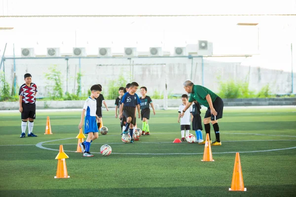 Bangkok Tajlandia Marca 2020 Trener Piłkarz Dziecięcy Trenują Piłkę Nożną — Zdjęcie stockowe