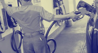 Benzin istasyonunda arabaya yakıt doldurma ve kontrol paneli doldurma, yakıt istasyonunda arabaya yakıt doldurma, yakıt enerjisi konsepti....