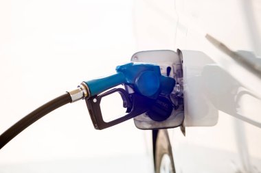 Beyaz arka planda izole edilmiş benzin istasyonunda el yakıtını doldur. Petrol ve gaz enerjisi. Benzin istasyonunda arabaya yakıt dolduruyorum. Yakıt enerjisi kavramı.