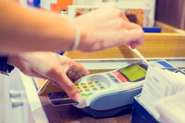 El kredi kartı koymak Kredi kartı okuyucu yuvası, kredi kartı ödeme, ürün satın alma ve satmak & hizmet, nakit olmadan ödeme kavramı, seçici odak.
