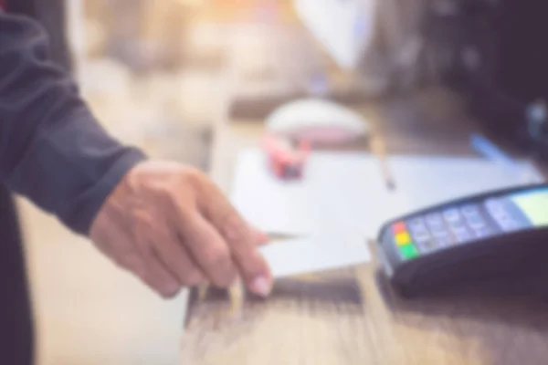 Latar Belakang Pembayaran Bisnis Yang Kabur Tangan Taruh Kartu Kredit — Stok Foto