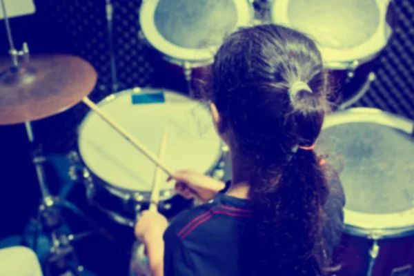 Bulanık Davul Seti Asyalı Kız Öğrenme Müzik Odasında Ahşap Baget — Stok fotoğraf