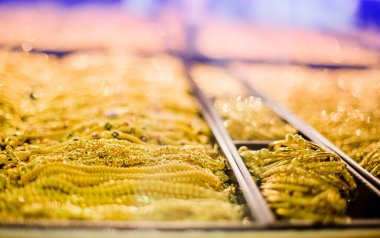 Altın ve bileziğin seçici odak noktası vitrindeki altın mücevherler, Yaowarat 'taki altın dükkanı, Bangkok, Tayland.