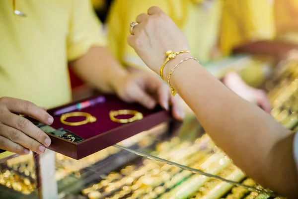 Mãos Mulheres Clientes Vendedores Tentando Usar Pulseiras Vários Tipos Jóias — Fotografia de Stock