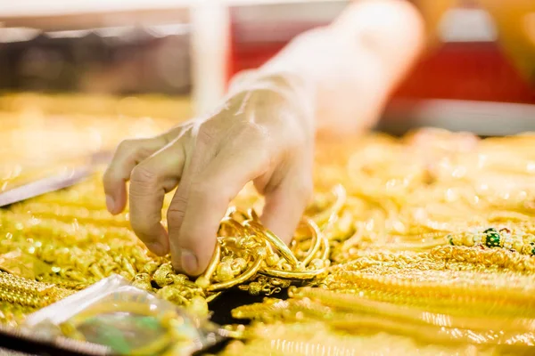 Enfoque Selectivo Mano Está Seleccionando Joyas Oro Los Clientes Están — Foto de Stock