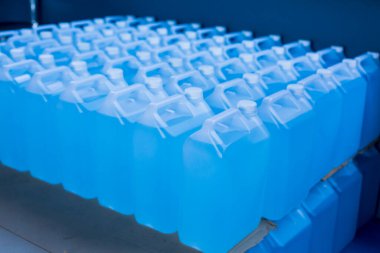 Temizlik ve sterilize etmek için kullanılan alkol depoda bir galonda saklanır. Coronavirus Covid-19 'u sterilize etmek için bir sürü alkol jeli. Coronavirus koruması için satılacak ürünler (Covid 19).