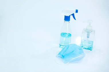 Beyaz arka planda tıbbi koruyucu maskeli alkol spreyi, Coronavirüs önleme, Coronavirus Covid 19 için koruma faktörü.