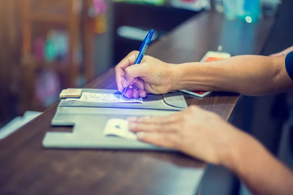 Cliente Canta Resbalón Con Tarjeta Crédito Ranura Lector Tarjetas Crédito — Foto de Stock