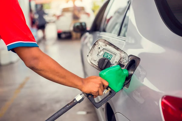 Rifornimento Manuale Dell Auto Carburante Presso Stazione Servizio Auto Nella — Foto Stock