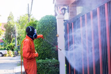 Halk sağlığı yetkilileri Coronavirus Covid-19 antiseptik ilaçlarını sokaklara ve Tayland 'daki evlere sıkıyor. Nonthaburi, Tayland 'da dezenfektan püskürtüyorum. Hükümet virüs koruma programı.