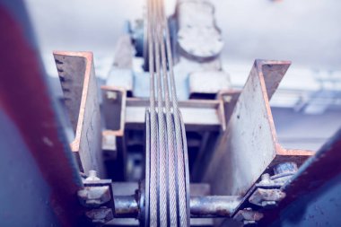 Yolcu kaldırma sisteminin kontrol odasında tekerlek döndürme ve motor motorlu kablo asma.