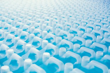 Temizlik ve sterilize etmek için kullanılan alkol depoda bir galonda saklanır. Coronavirus Covid-19 'u sterilize etmek için bir sürü alkol jeli. Coronavirus koruması için satılacak ürünler (Covid 19).